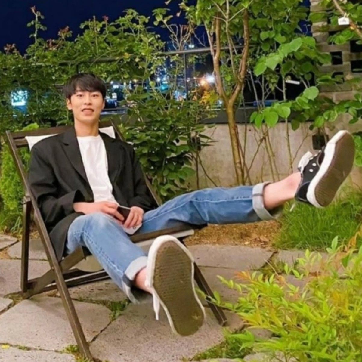 Behind-the-scenes cut of Lee Jaewook