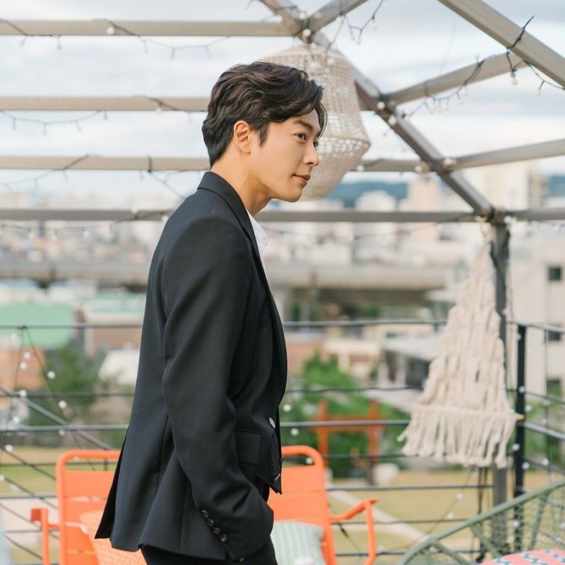 粉丝拍下的金材昱瞬间