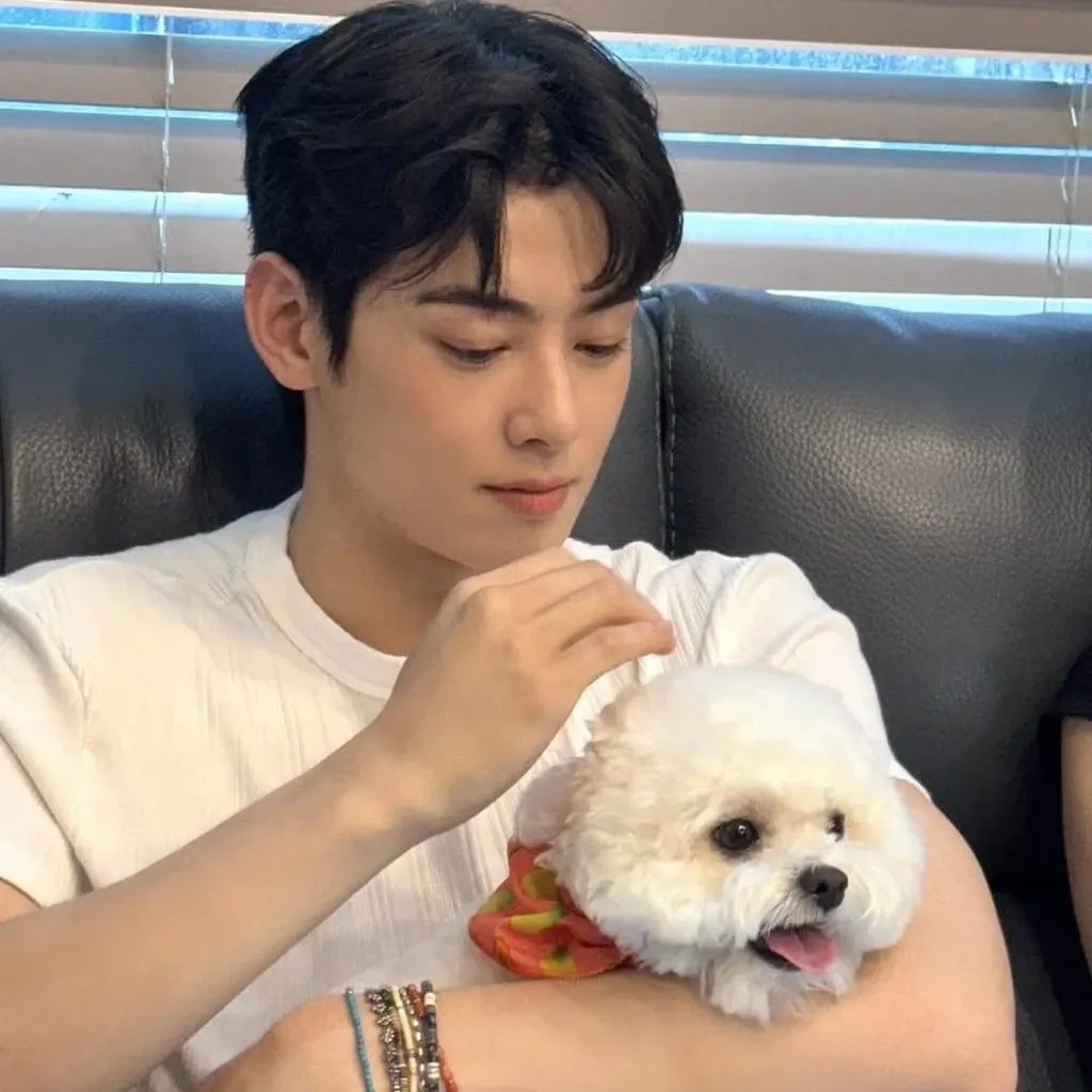 Latest photo of Cha Eunwoo
