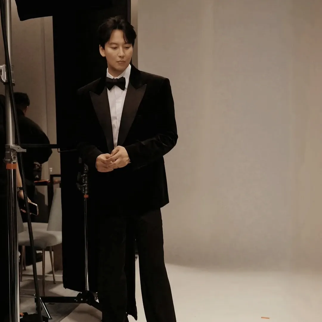 Behind-the-scenes cut of Kim Namgil