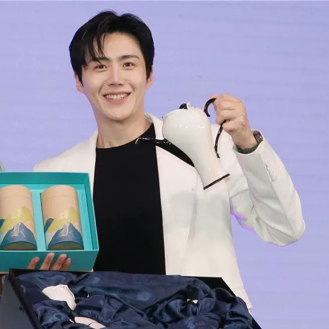 Foto kegiatan terbaru dari Kim Seonho