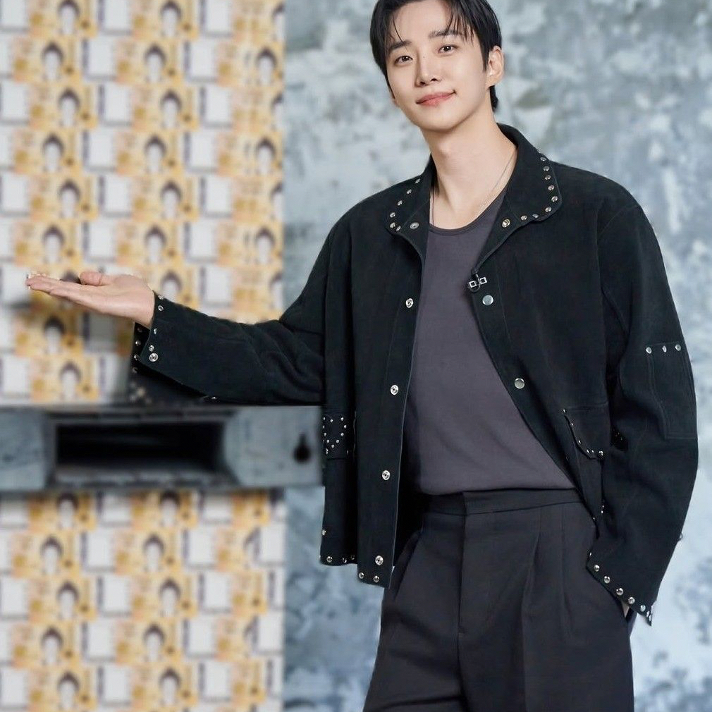 イ・ジュノの最近の活動ショット