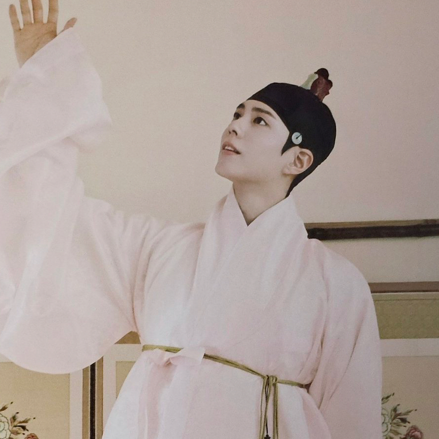 A moment captured by a fan of Park Bogum