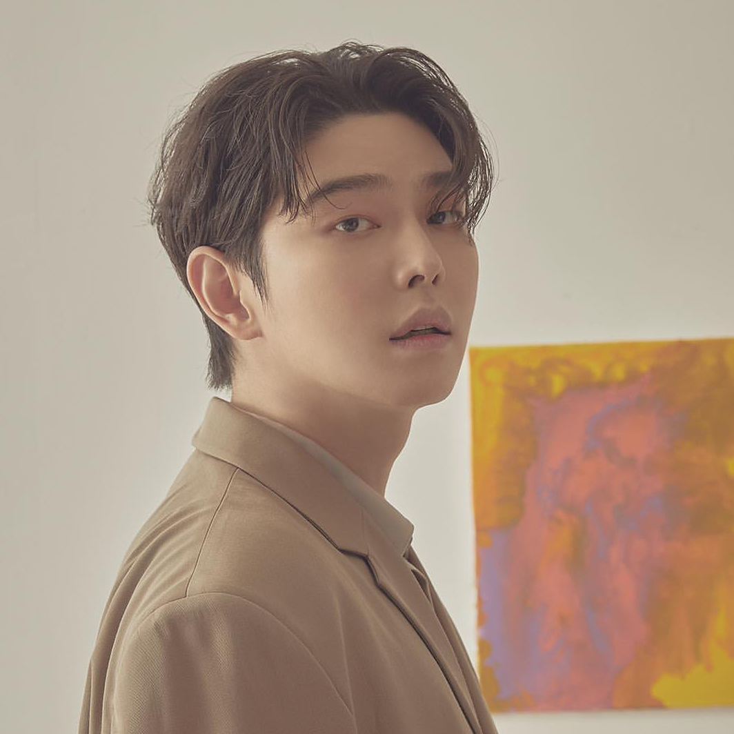 A moment captured by a fan of Yoon Kyunsang