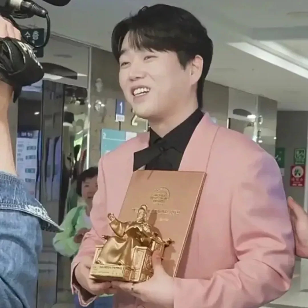 Behind-the-scenes cut of Hwang Youngwoong