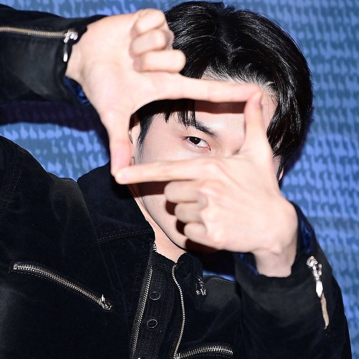 粉丝拍下的邕圣祐瞬间