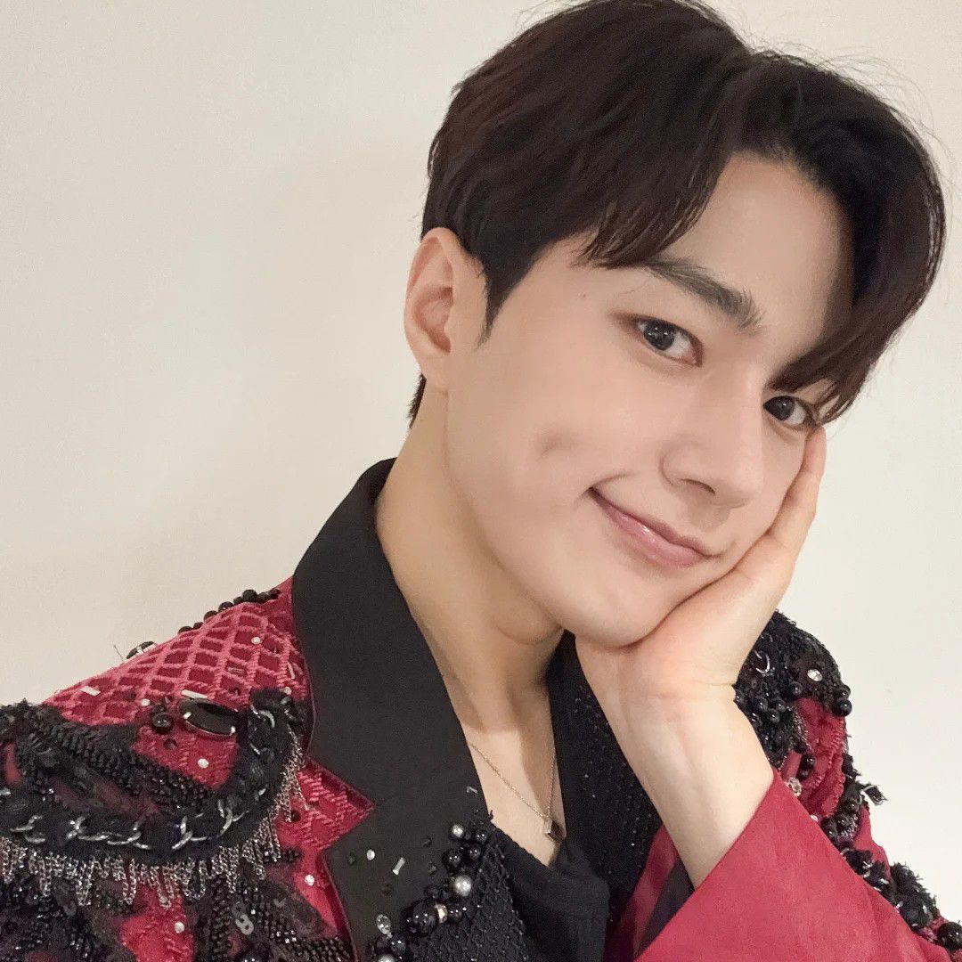 A moment captured by a fan of Kim Myungsoo (L)