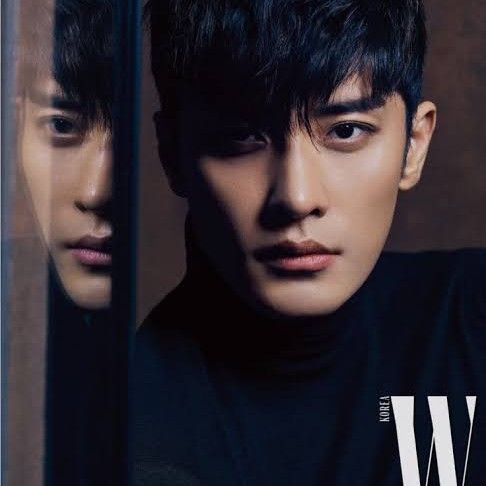 Behind-the-scenes cut of Sunghoon