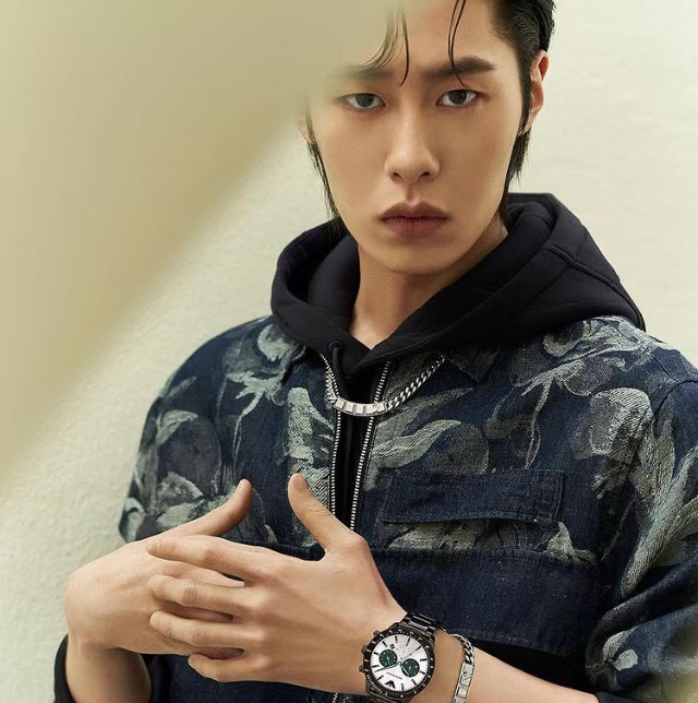 A moment captured by a fan of Lee Jaewook