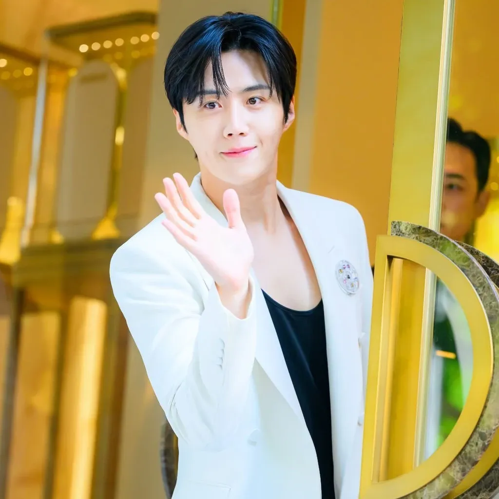 Behind-the-scenes cut of Kim Seonho