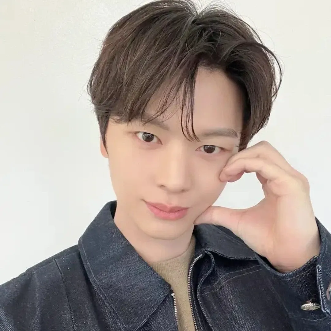 A moment captured by a fan of Yook Sungjae