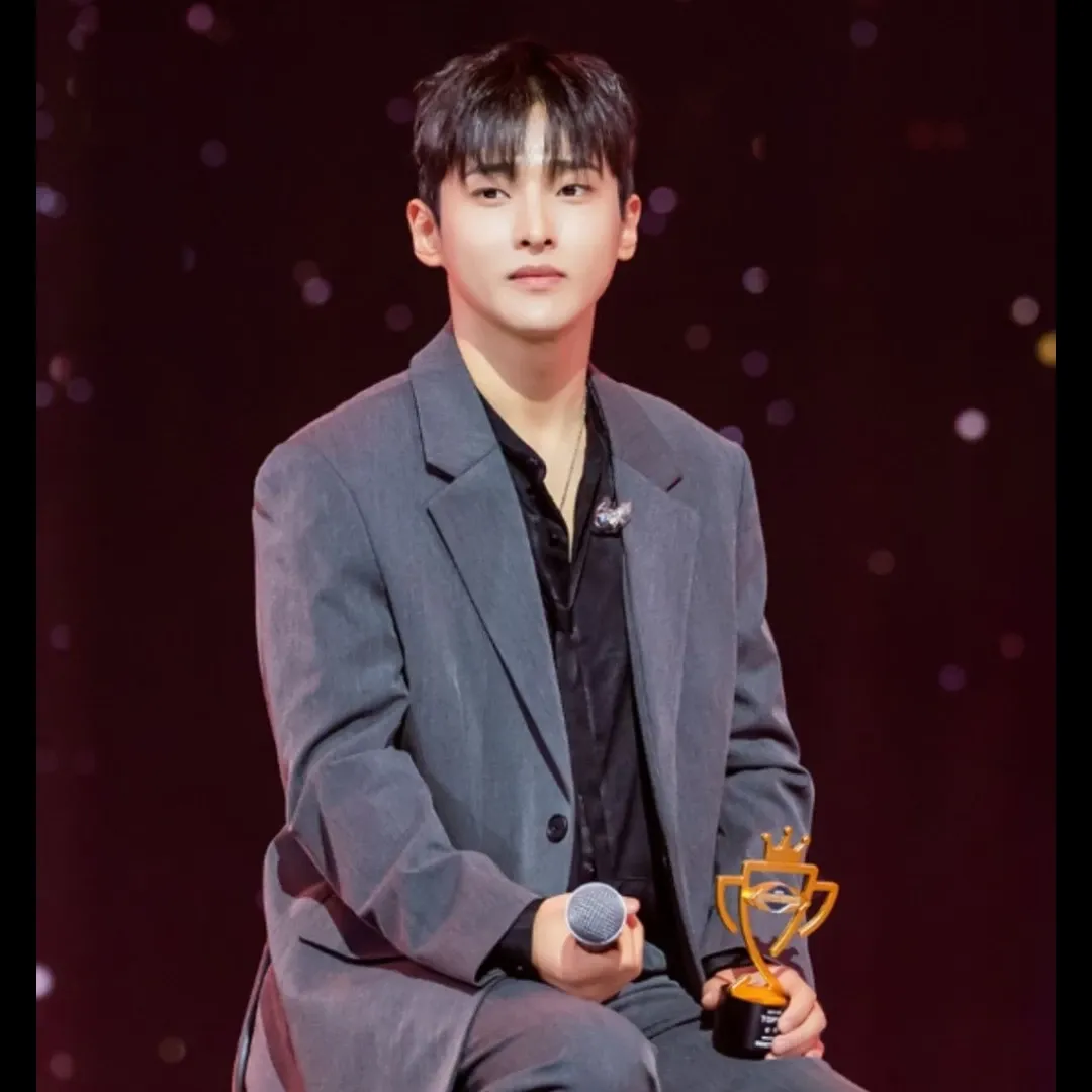 A moment captured by a fan of Seong Ri