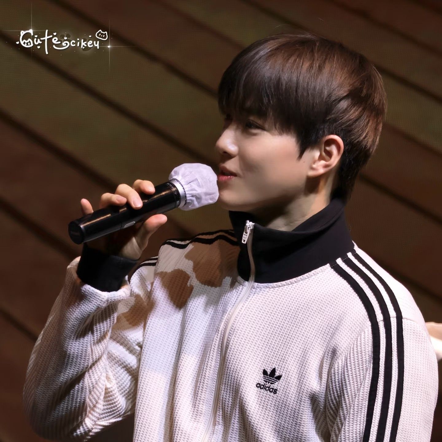 粉絲拍下的Suho瞬間