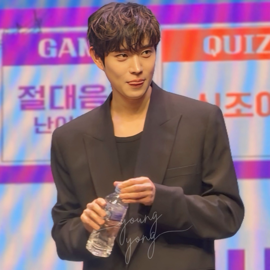 Behind-the-scenes cut of Kim Youngdae