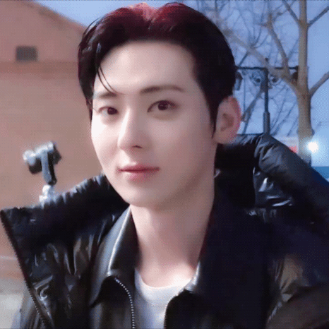 A moment captured by a fan of Hwang Minhyun
