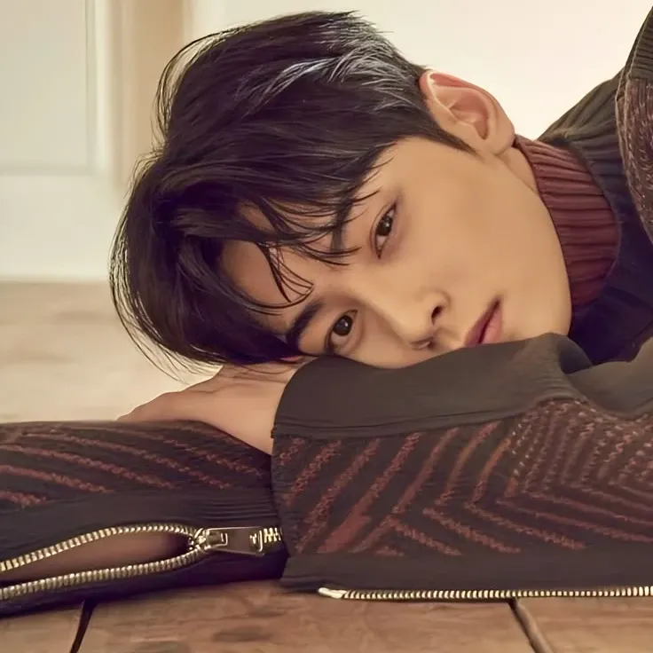 Behind-the-scenes cut of Cha Eunwoo