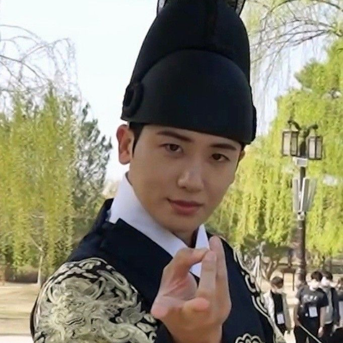A moment captured by a fan of Park Hyungsik