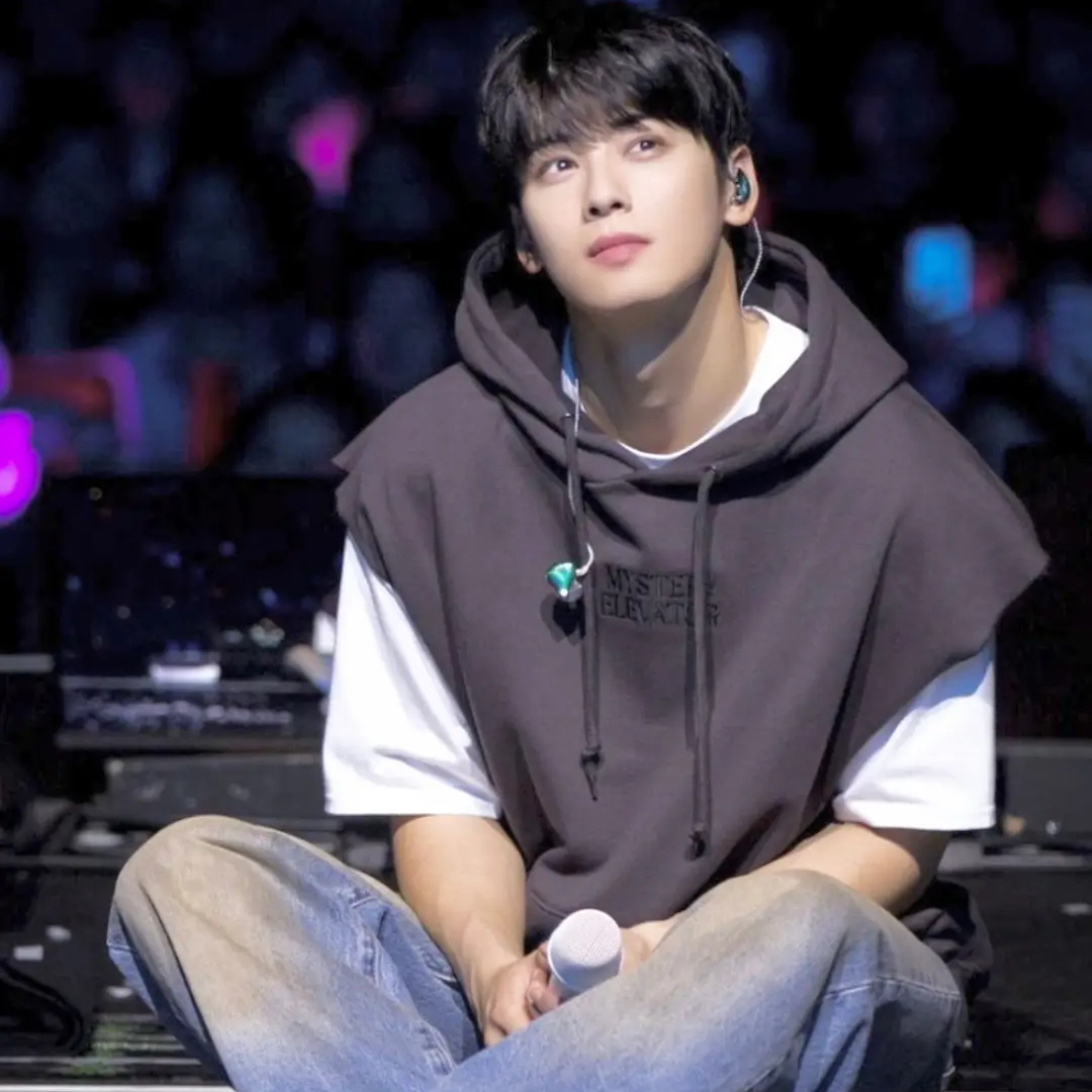 A moment captured by a fan of Cha Eunwoo