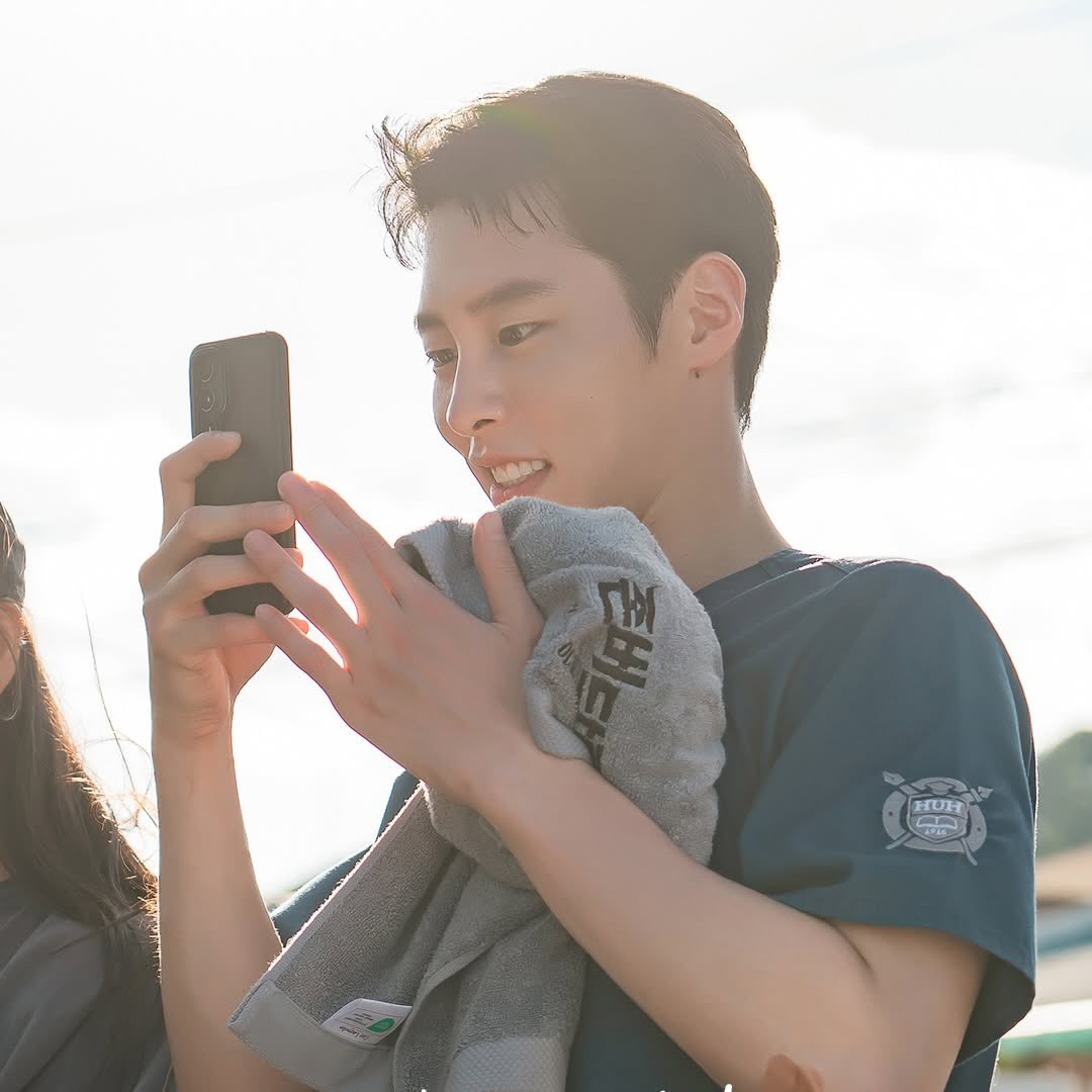 Behind-the-scenes cut of Lee Jaewook