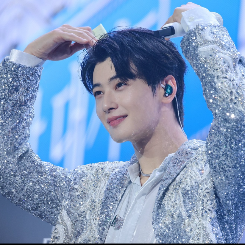 A moment captured by a fan of Cha Eunwoo