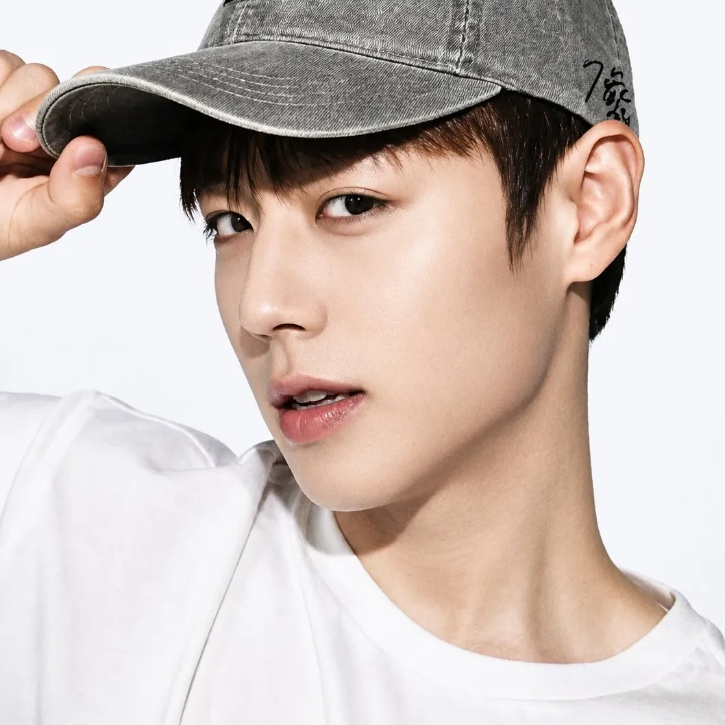 Behind-the-scenes cut of Park Jihoon