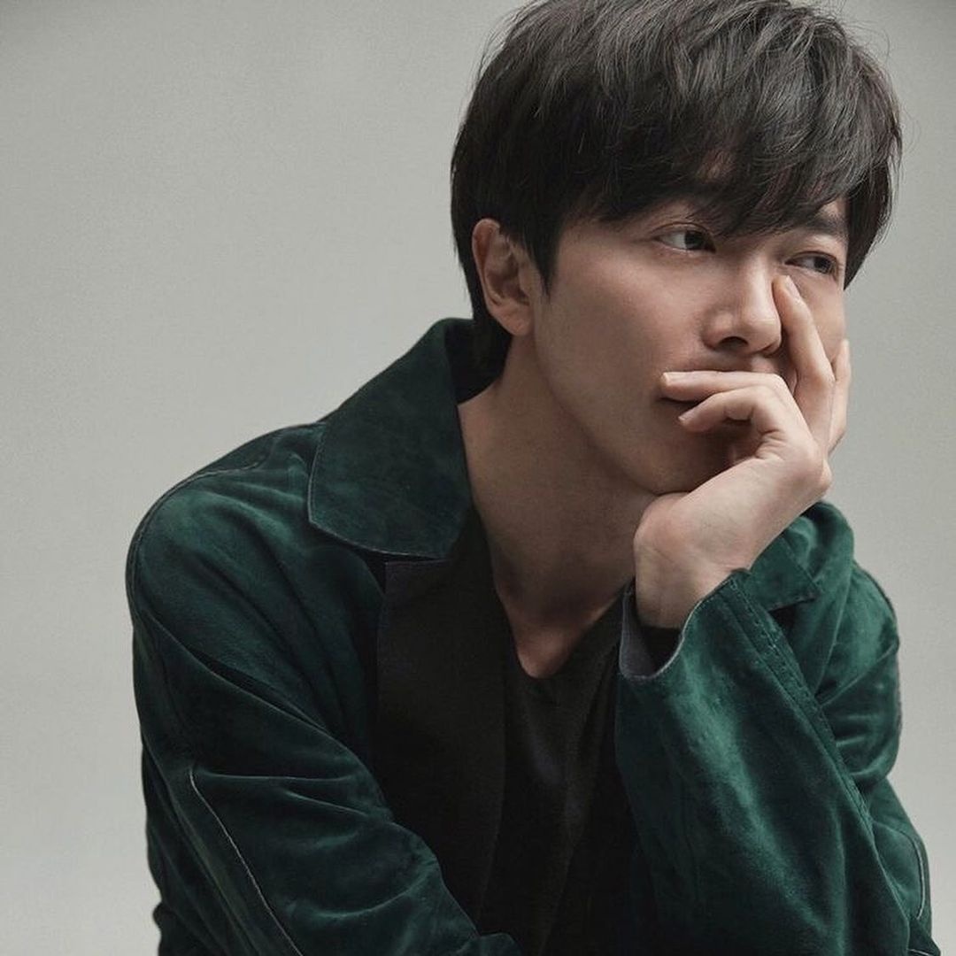 粉丝拍下的金材昱瞬间