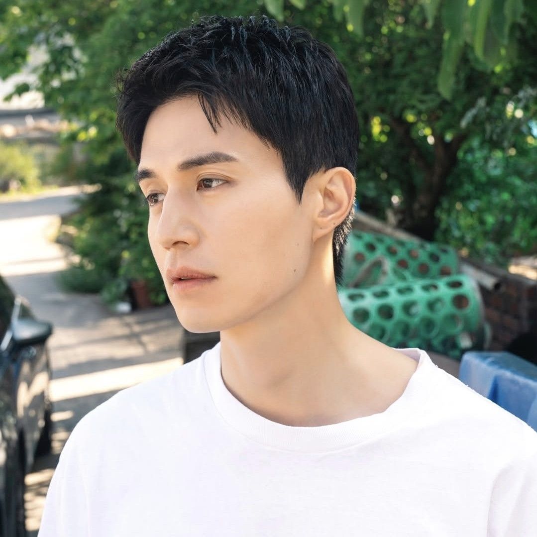 A moment captured by a fan of Lee Dongwook