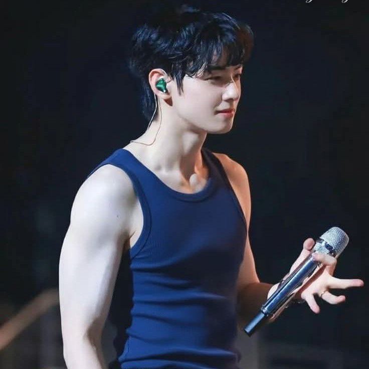 Behind-the-scenes cut of Cha Eunwoo