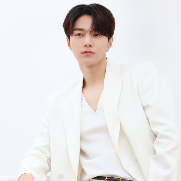 A moment captured by a fan of Kim Myungsoo (L)