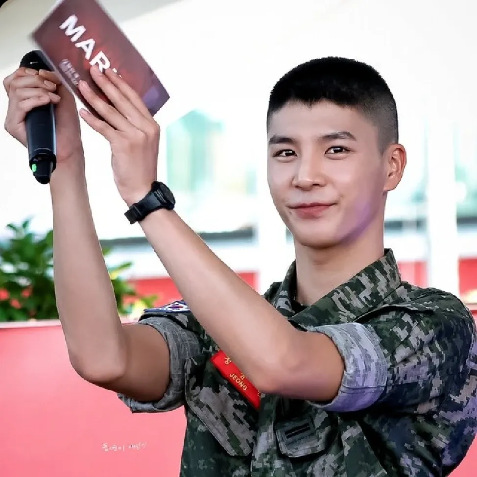 A moment captured by a fan of Jeong Dongwon
