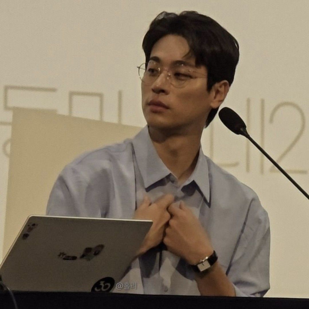 A moment captured by a fan of Park Jeongmin