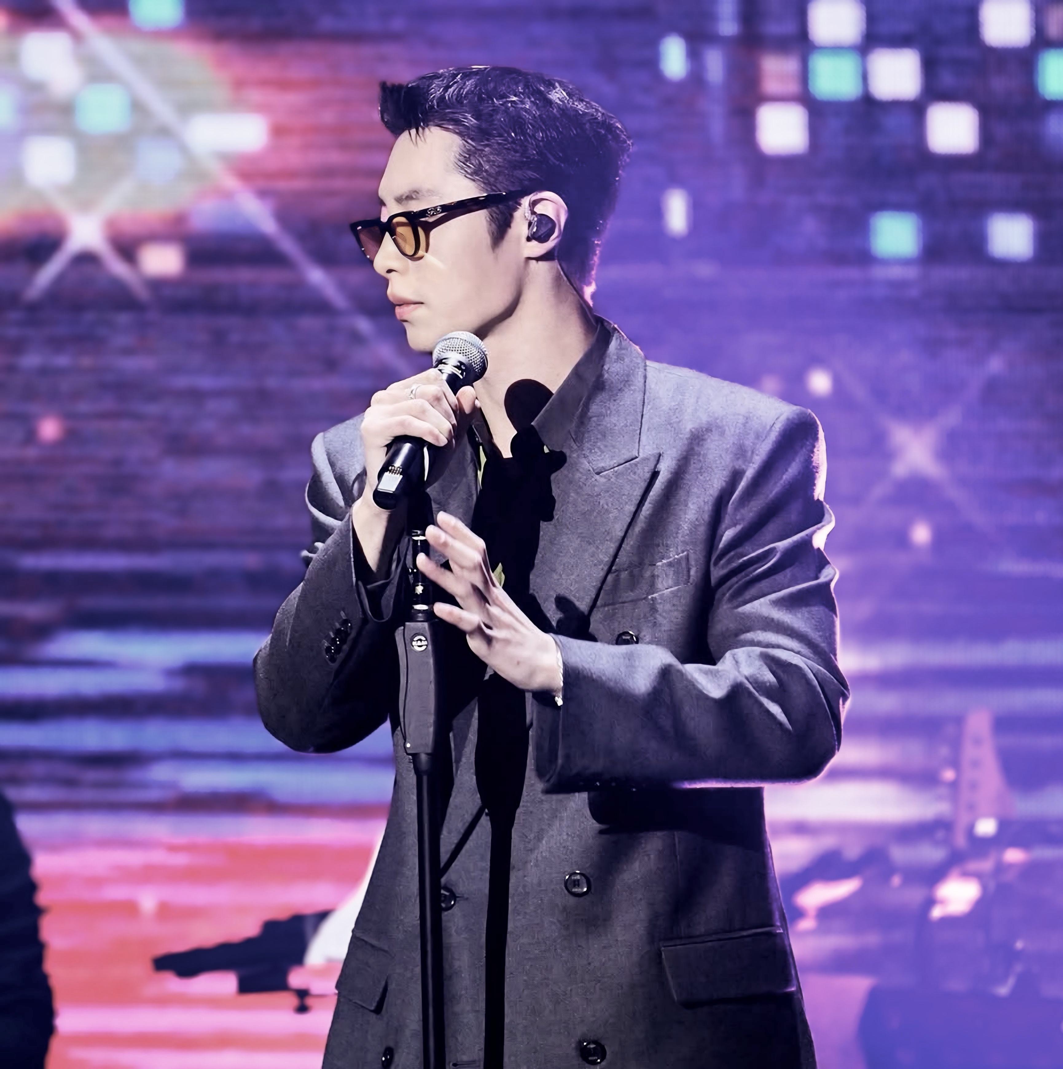 A moment captured by a fan of Lee Jaewook