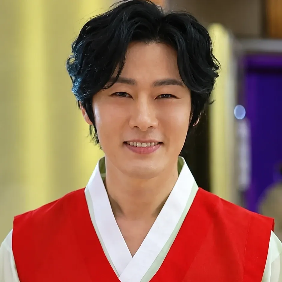 Behind-the-scenes cut of Kang Moonkyung