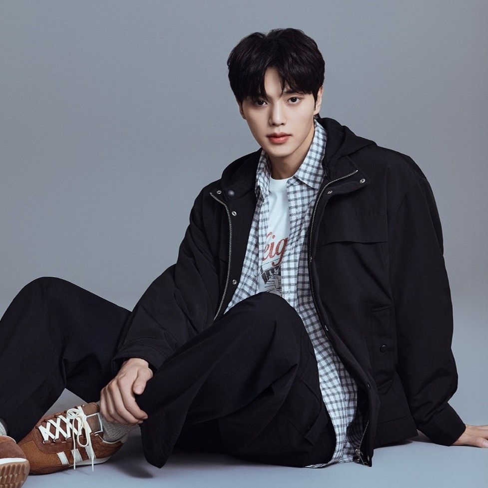 Latest photo of Song Kang