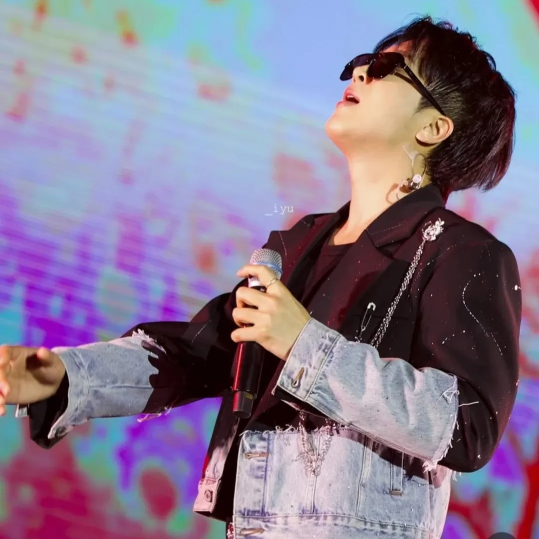 A moment captured by a fan of Hwang Yunsung