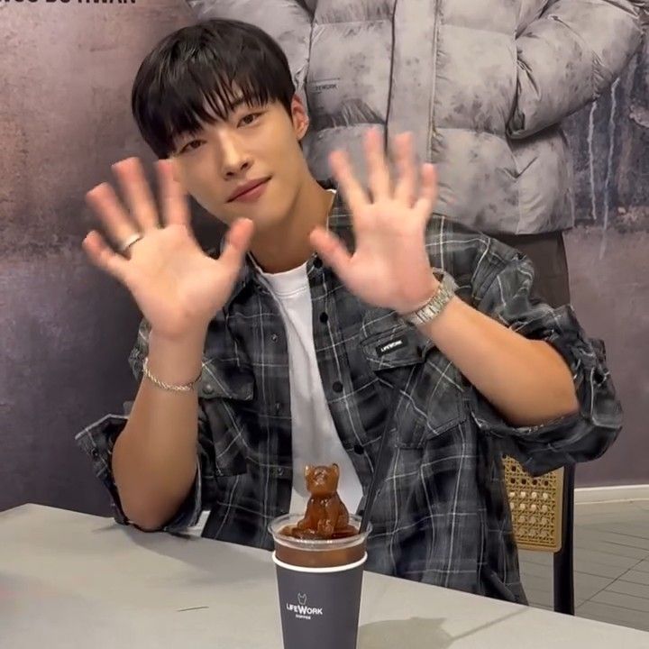 Behind-the-scenes cut of Woo Dohwan