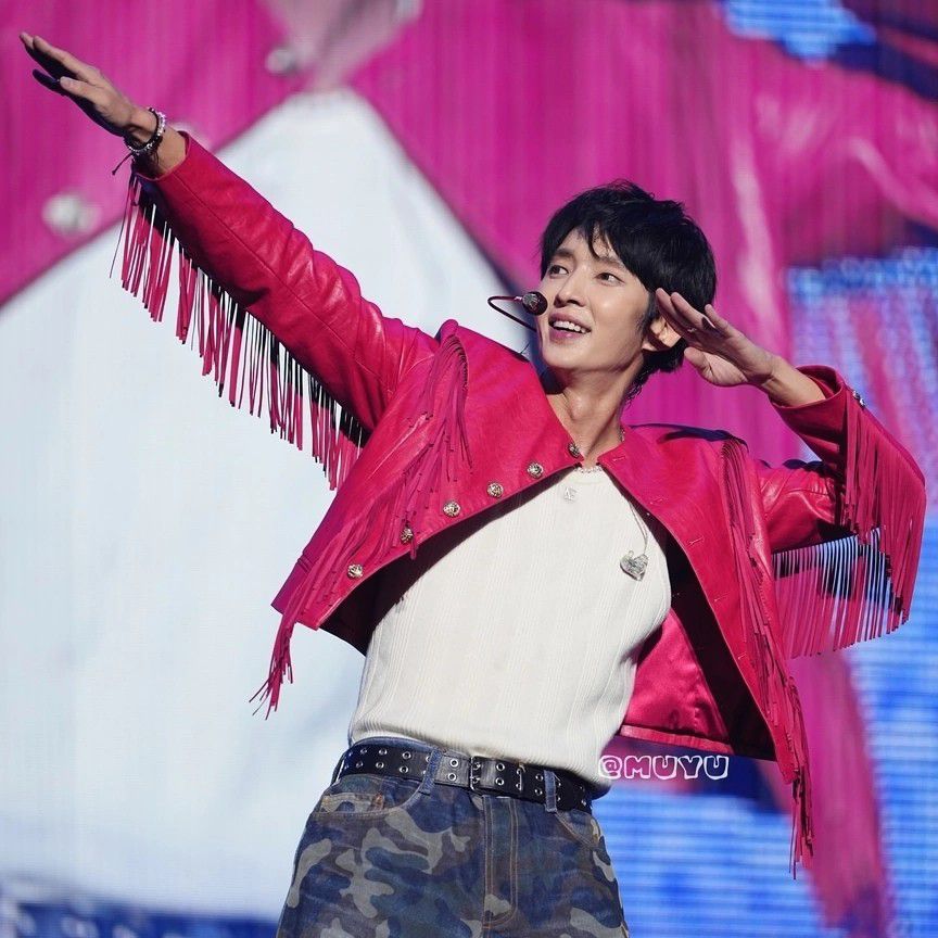 A moment captured by a fan of Lee Joongi