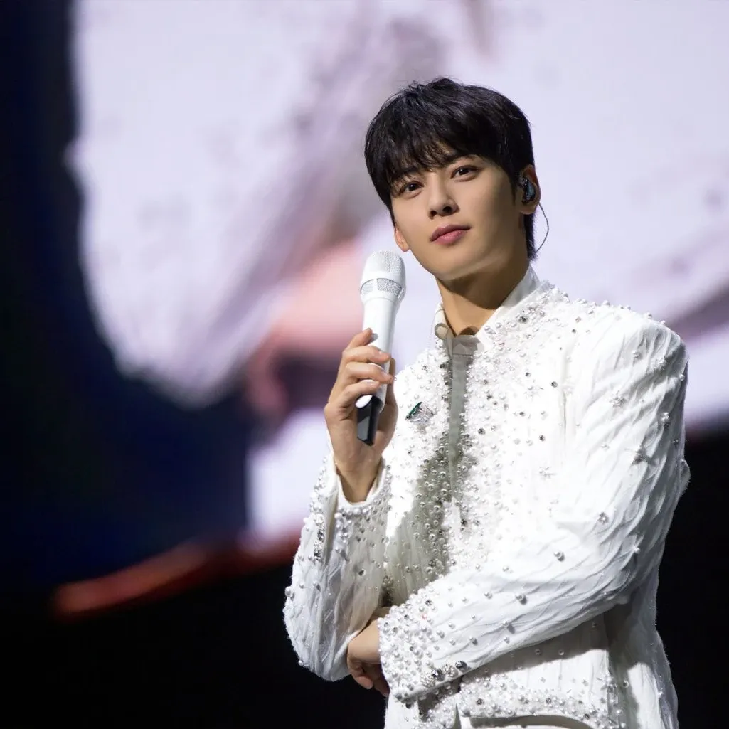 Recent activity shot of Cha Eunwoo