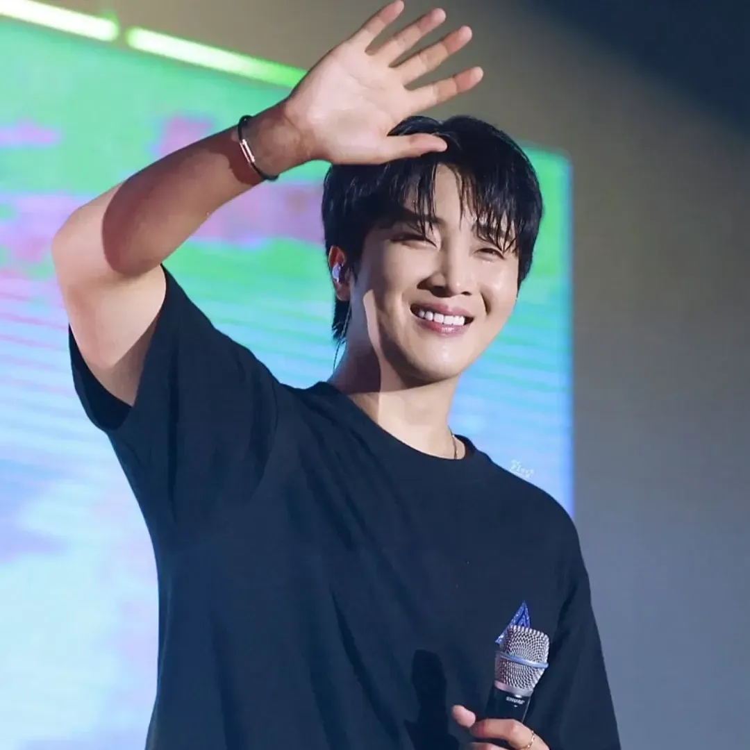 A moment captured by a fan of Hwang Yunsung