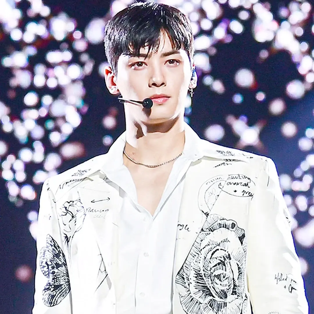Behind-the-scenes cut of Cha Eunwoo