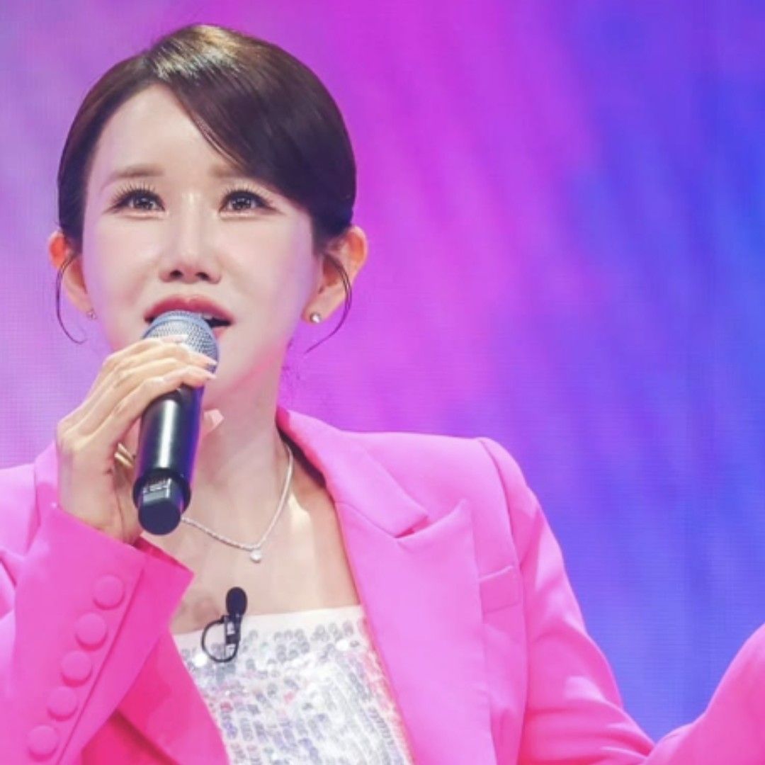 A moment captured by a fan of Kim Dana