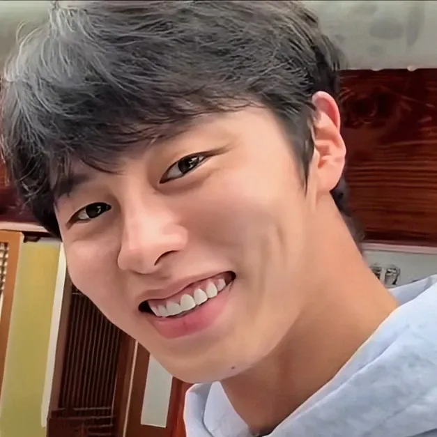 Behind-the-scenes cut of Lee Jaewook
