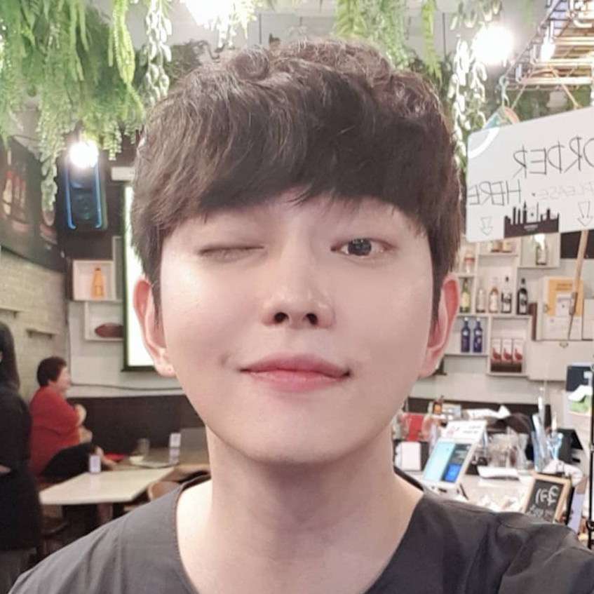 A moment captured by a fan of Yoon Kyunsang
