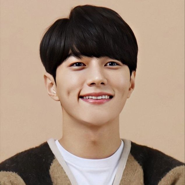 Recent activity shot of Kim Myungsoo (L)