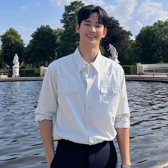 粉丝拍下的金秀贤瞬间