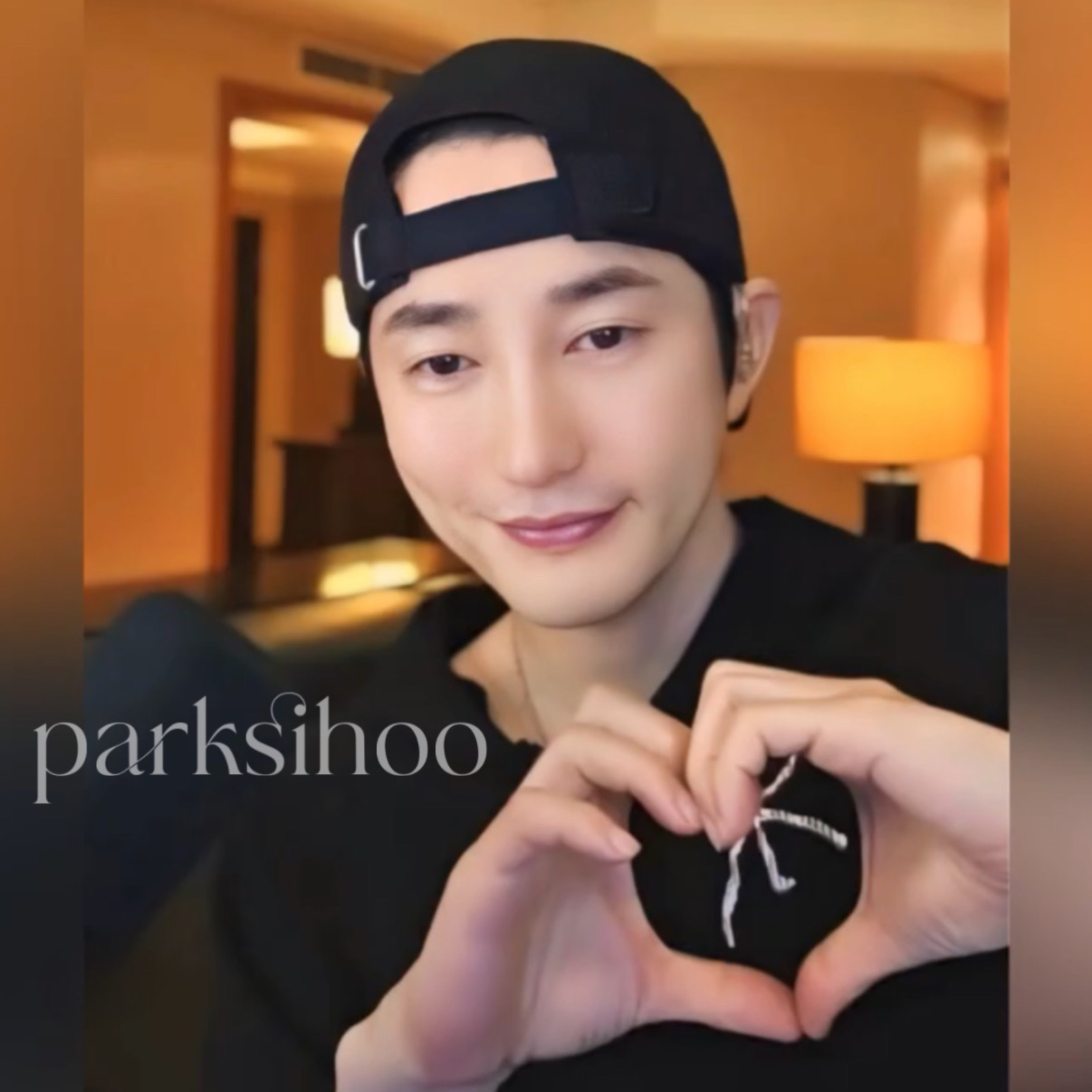A moment captured by a fan of Park Sihoo