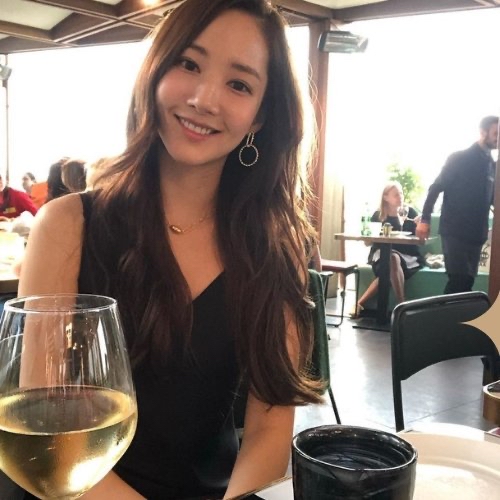 Behind-the-scenes cut of Park Minyoung
