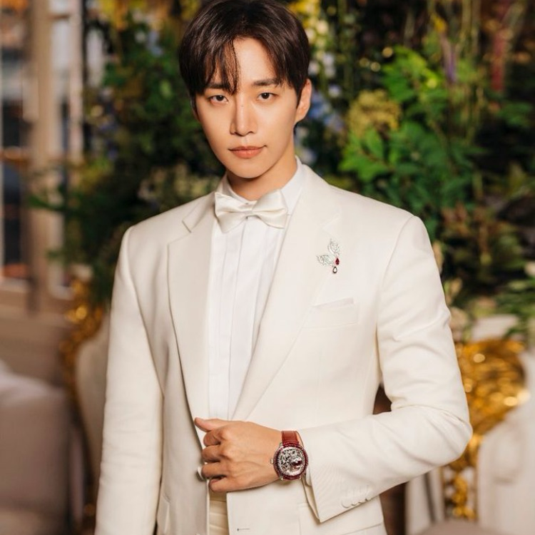 イ・ジュノのビハインドカット