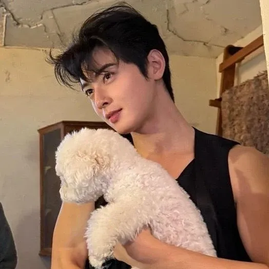 Behind-the-scenes cut of Cha Eunwoo