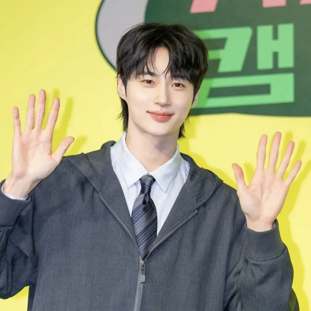 Behind-the-scenes cut of Byeon Wooseok